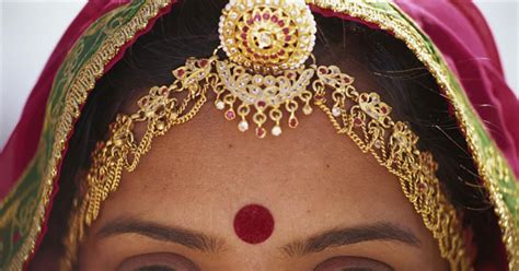 india mujeres punto rojo|¿Qué significa el punto rojo en la frente de los。